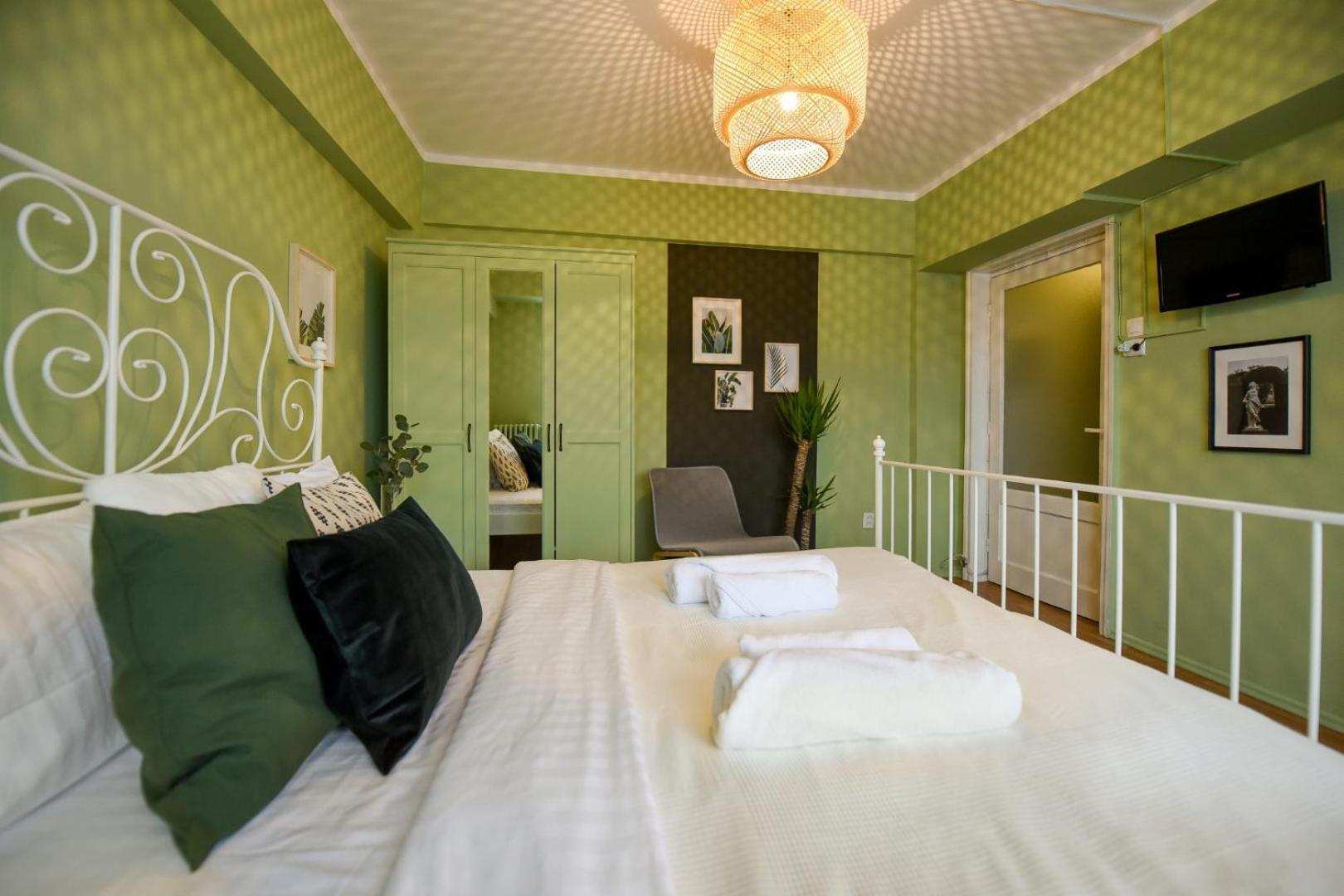Chic Accommodation With Breathtaking Views Over Calea Victoriei - Your Central Heaven Bucharest Room photo